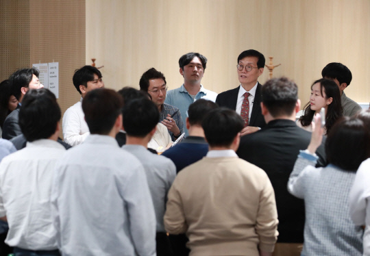 이창용 한국은행 총재가 24일 출입기자들과 이야기를 나누고 있다. 이미선기자